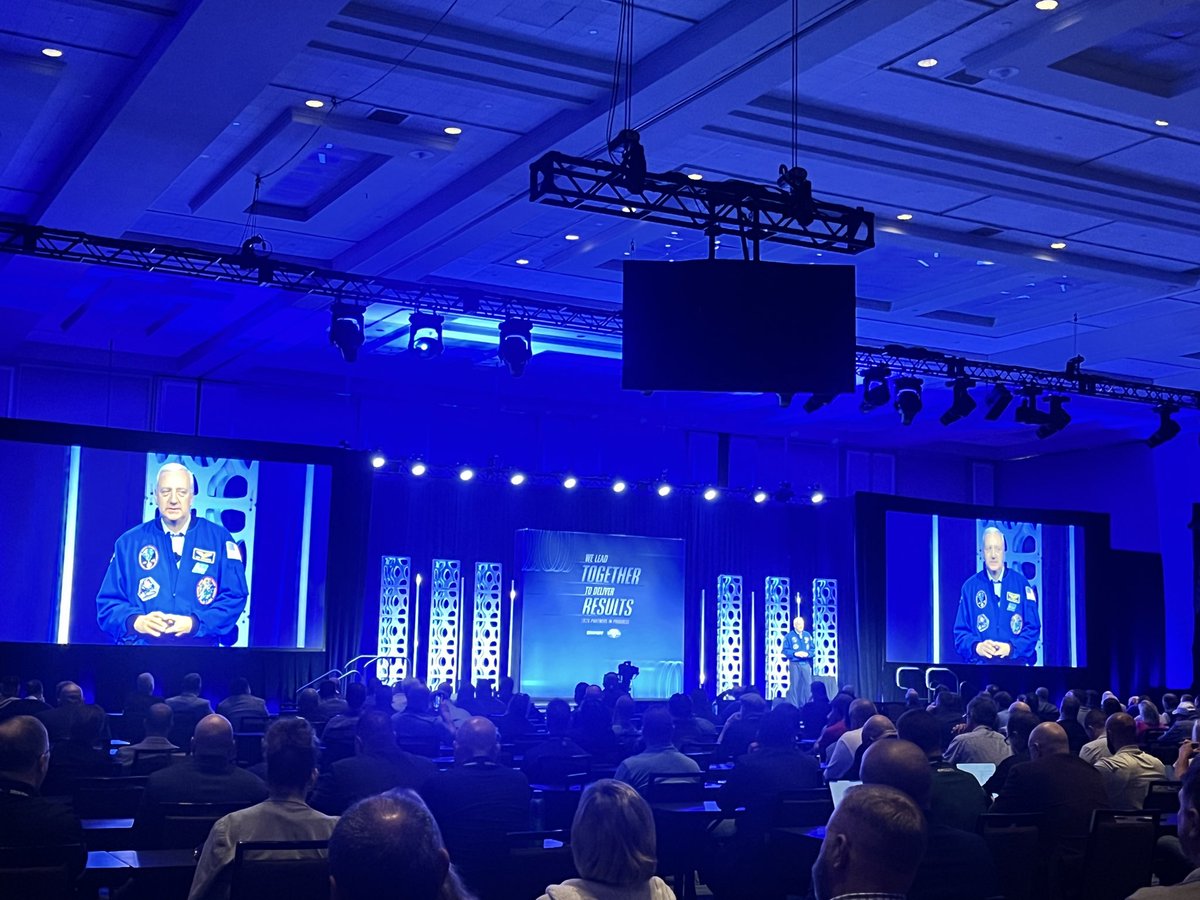 smartunionworks's tweet image. Closing out #PinP26 with @Astro_Mike Massimino — former NASA astronaut, bestselling author, professor and more. 

@SMACNA #PartnersInProgress