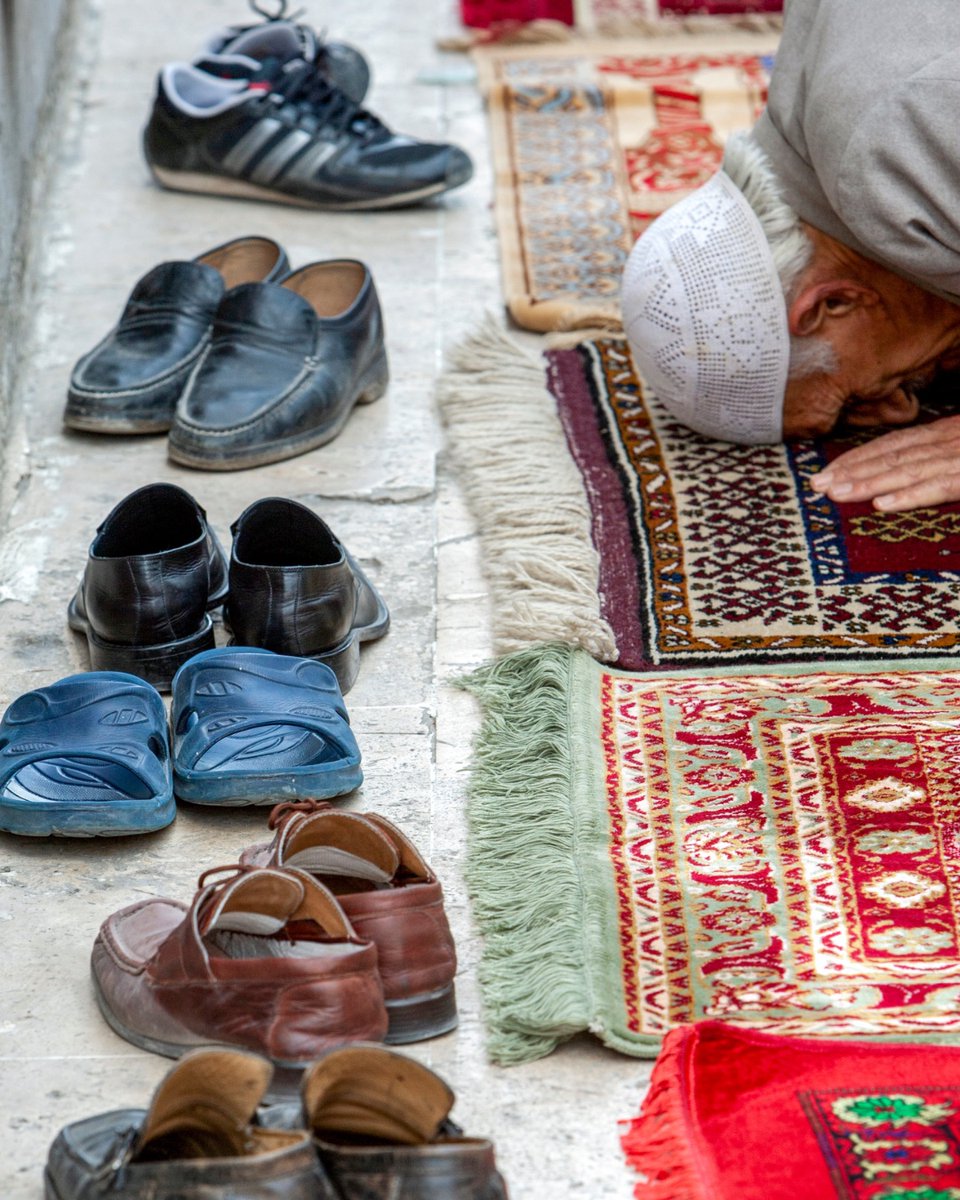 IMB_SBC's tweet photo. Muslims around the world will spend this month fasting and praying from sunrise to sundown.

Ramadan is a time of deep spiritual focus—and searching. Pray that God would reveal Himself and bring true hope and salvation to those seeking.

🔗 Join in prayer: https://t.co/vs0kMgB9GJ https://t.co/ThdQvH2I2b