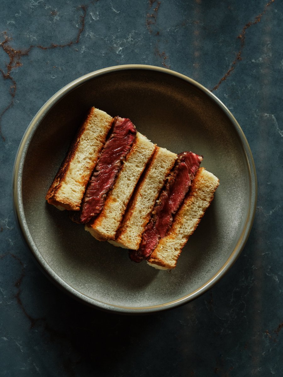Sándwich Sando de solomillo y mayonesa de piquillo... ESPECTACULAR. En Gayarre Steak House.

#gayarresteakhouse #grupooter #steakhouse