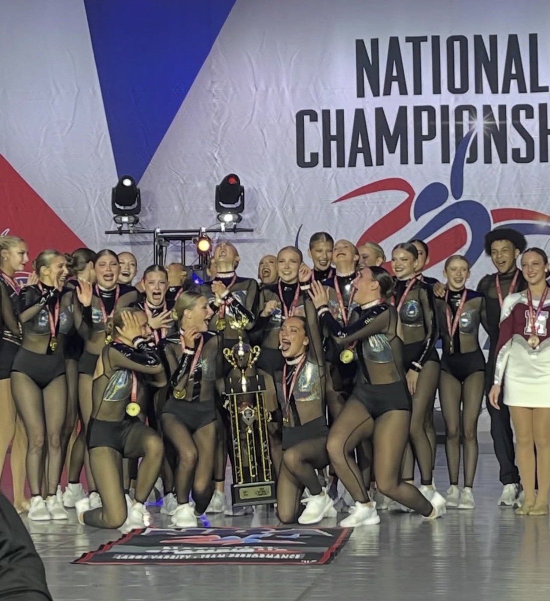 Avila Glitter Girls tweet media