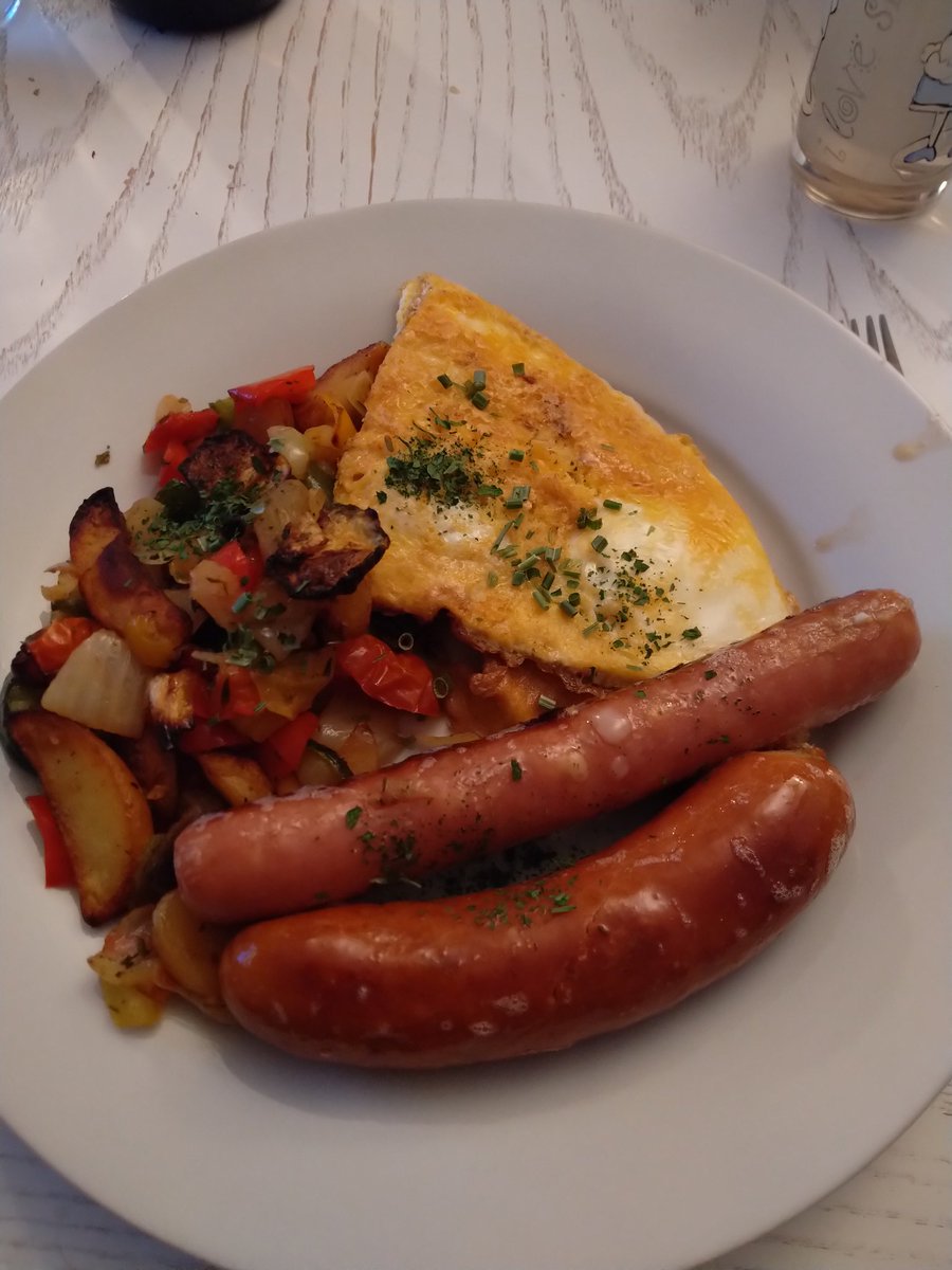 Ugn grönsaker korv och ägg. Trevlig kväll kära vänner 😘