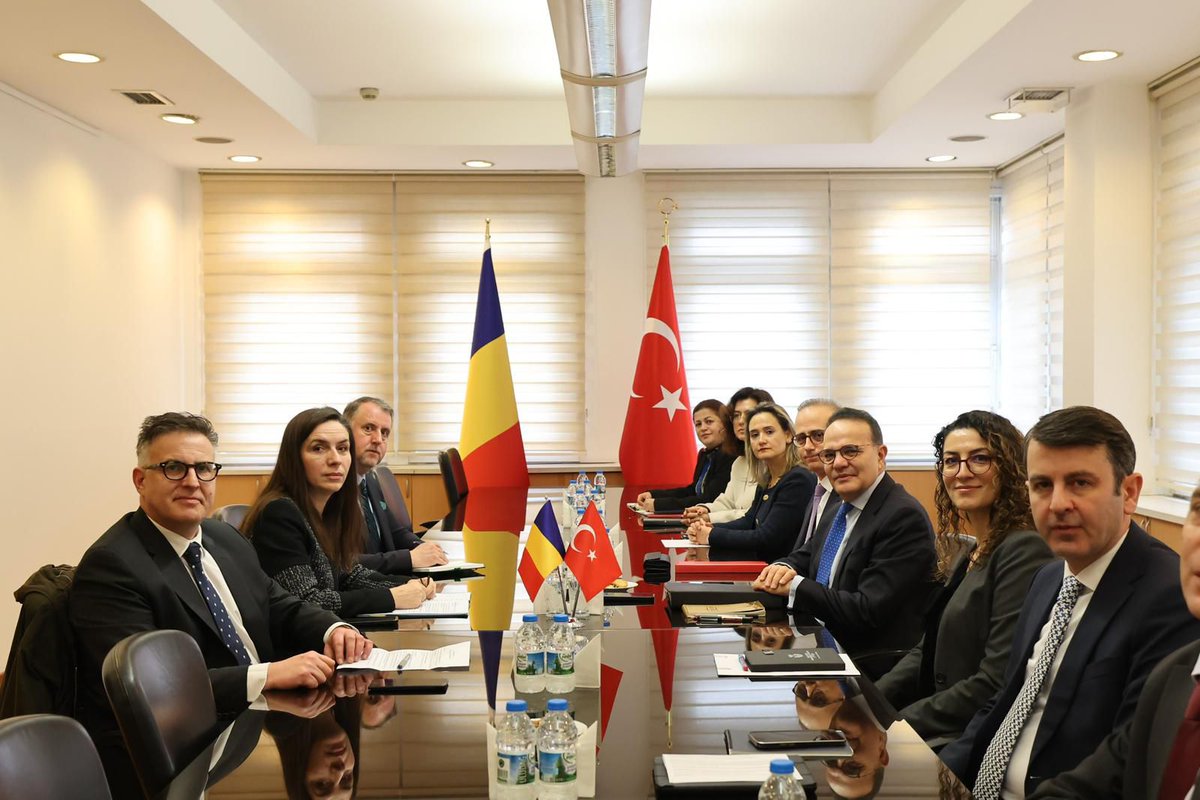 TC_Disisleri's tweet photo. Türkiye-Romanya Siyasi İstişareleri, Bakan Yardımcımız ve AB Başkanı Büyükelçi Mehmet Kemal Bozay ile Romanya Dışişleri Bakanlığında Avrupa İşlerinden Sorumlu Devlet Sekreteri Clara Staicu eşbaşkanlıklarında Ankara’da gerçekleştirildi. 

İstişarelerde, ikili ilişkilerimiz, Türkiye-AB ilişkileri ve bölgesel gelişmeler ele alındı.
