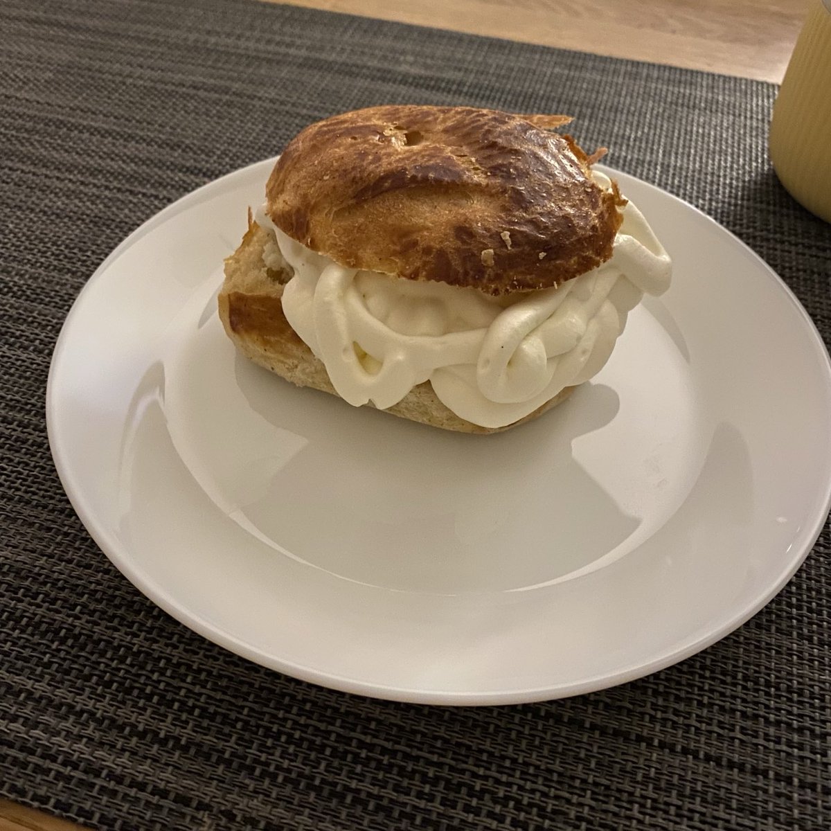 En semla ska va hemmagjord med riktig hemmagjord marsipan och den ska knappt kosta någonting. Kommer aldrig att beta 40-60 spänn för en usel köpesemla.