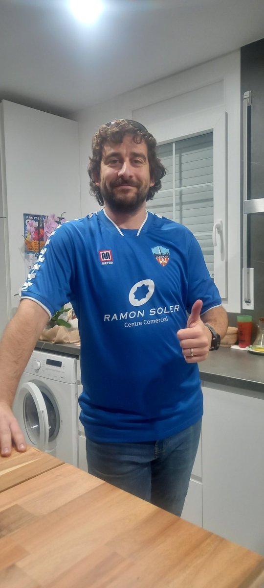 Ja tinc la samarreta del <a href="/LleidaCF/">Lleida CF</a>!
El motiu daquesta temporada s'ho val i l'espera ha valgut la pena.
Meyba i Ramon Soler, no hi falta de res!
Visca el Lleida! Som l'orgull de la nació!