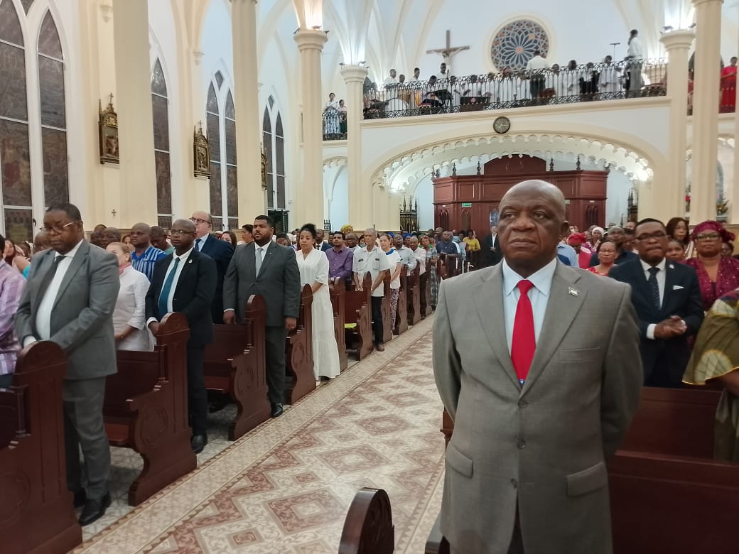 La Arquidiócesis de Malabo celebró una Misa por la Paz en la Catedral de Santa Isabel por iniciativa de la <a href="/CuGEcuatorial/">EmbaCuba Guinea Ecuatorial</a>🇨🇺, con el objetivo de transmitir un mensaje de unidad, diálogo y solidaridad entre los pueblos.  
#CubaNoEstáSola

🔗misiones.cubaminrex.cu/es/articulo/ar…