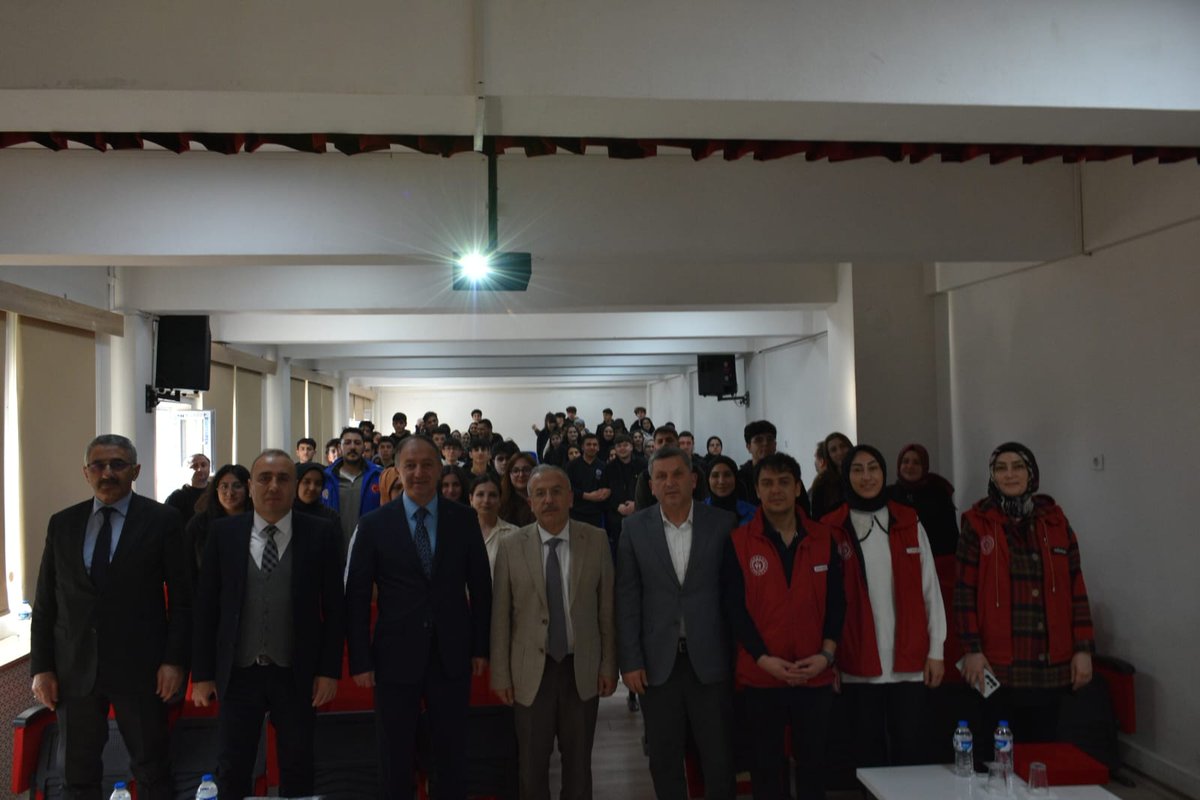 Kariyer günleri çerçevesinde "Meslekte Tecrübe Paylaşımı" programına katılarak bizleri onurlandıran Gençlik Spor İl Müdürü   Sn.Levent Çakmur ve protokole teşekkür ederiz.<a href="/ahmetenes2007/">Nurullah Yavilioğlu</a> <a href="/Erzurum_Mem/">Erzurum İl Millî Eğitim Müdürlüğü</a> <a href="/GSB_AziziyeGM/">Erzurum Aziziye Gençlik Merkezi</a> <a href="/meb_ogm/">Ortaöğretim Genel Müdürlüğü</a>
