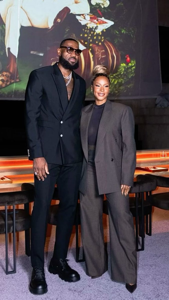 LeBron James on his marriage with Savannah: "I don't want to be alone, that's for damn sure. If I have to fight, crawl, scratch, or bite to keep what's mine, I'll do it. I'm an only child from a single-parent household.
The next time I'm alone, it'll be when I'm gone." 💍 ♥️