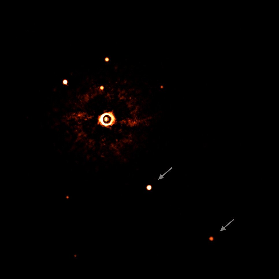 CuriosityonX's tweet photo. 🚨: You are looking at the first direct photograph of 'ANOTHER SOLAR SYSTEM WITH MULTIPLE PLANETS', with the a sun like star.

See those two dots with arrows pointing to them? 

They're giant planets, located 307 lightyears away. https://t.co/rKeycEZKRQ