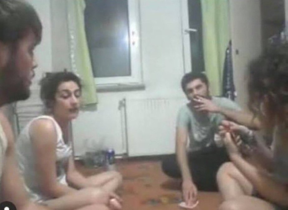 <a href="/ilkimsnsin/">Fırat</a> <a href="/faraziyim31/">çelik</a> 2 saatlik şişe çevirme oyunu oynuyorlar ama birden soyunmaya falan başladılar anlamadım
ay.live/CESARE