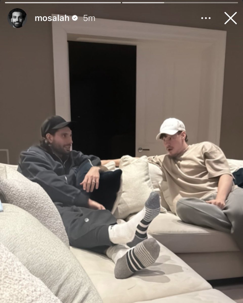 AnfieldRd96's tweet image. Salah on IG. 

The sofa that’s had some of the most intense chats 😂