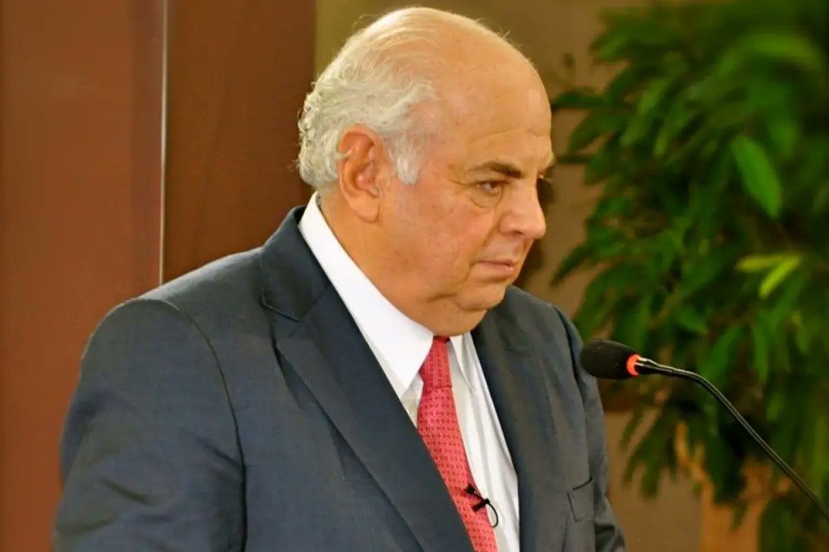 El mismo que quiso bloquear a Semilla en 2023, <a href="/orellanafredy1/">Fredy Orellana</a>, anula órdenes de captura contra <a href="/SerranoEliasGt/">Jorge Serrano Elías</a>, el golpista de 1993 que disolvió Congreso y CC. ¡Impunidad descarada! 33 años después, blinda a un fugitivo por rebelión y corrupción. #CiudadaníaSinMiedoGt