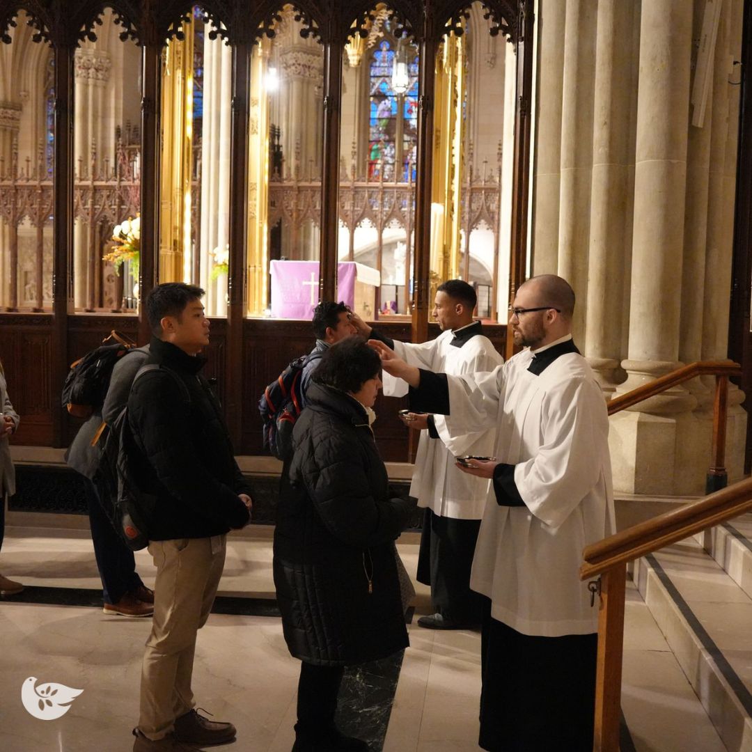 Hundreds filled <a href="/StPatsNYC/">StPatsNYC</a> at 7 a.m. on #AshWednesday as @ABPNewYork Hicks celebrated Mass and invited Catholics across New York to renew their relationship with the Lord this #Lent.

Watch the video:
thegoodnewsroom.org/hundreds-mark-…

Video: Mary Shovlain/The Good Newsroom