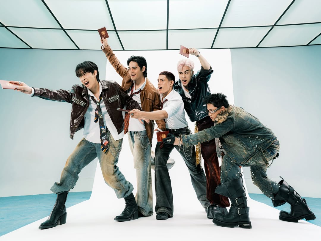 gmanews's tweet image. VISA DENIED? ❌😱

SB19 teased fans with new concept photos for their upcoming single, "Visa."

In the intriguing group photo, the Kings of P-Pop held on to their passports. As they looked like true rockstars, the members held on to pull Justin back.

Courtesy: SB19/Instagram