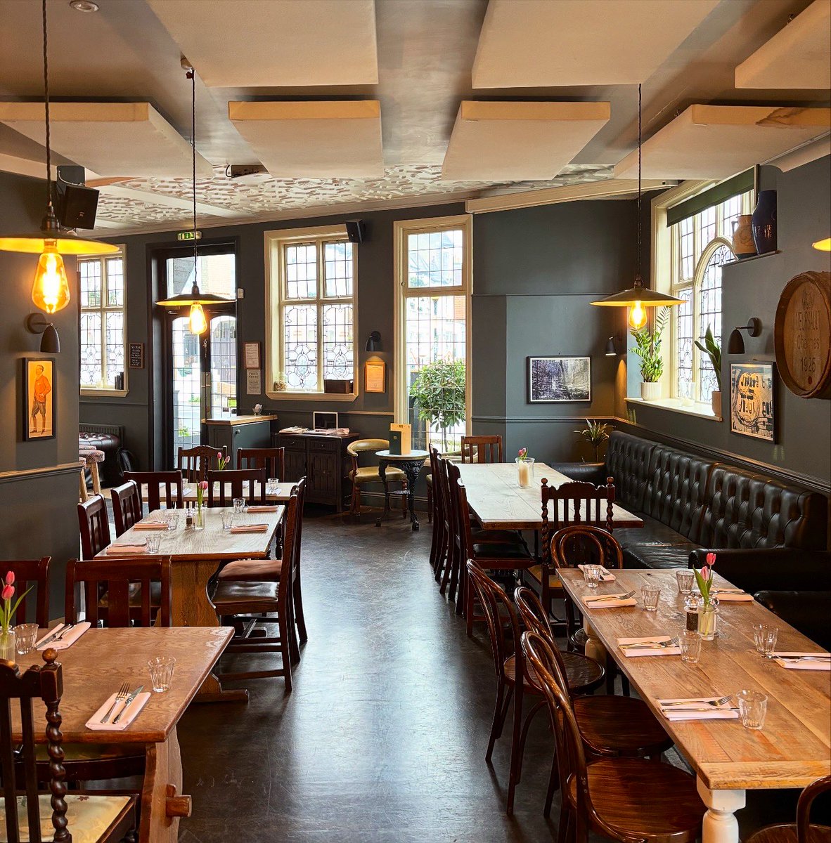 LondonPubMap's tweet photo. Visiting this independent Gastro was a great experience. Its distinctive architecture, and relaxed, welcoming atmosphere make it easy to settle in, the beer garden is a big bonus. A solid beer selection and highly praised food, it’s well worth a visit if you’re in the area. #sw6 https://t.co/OALunuZhVI