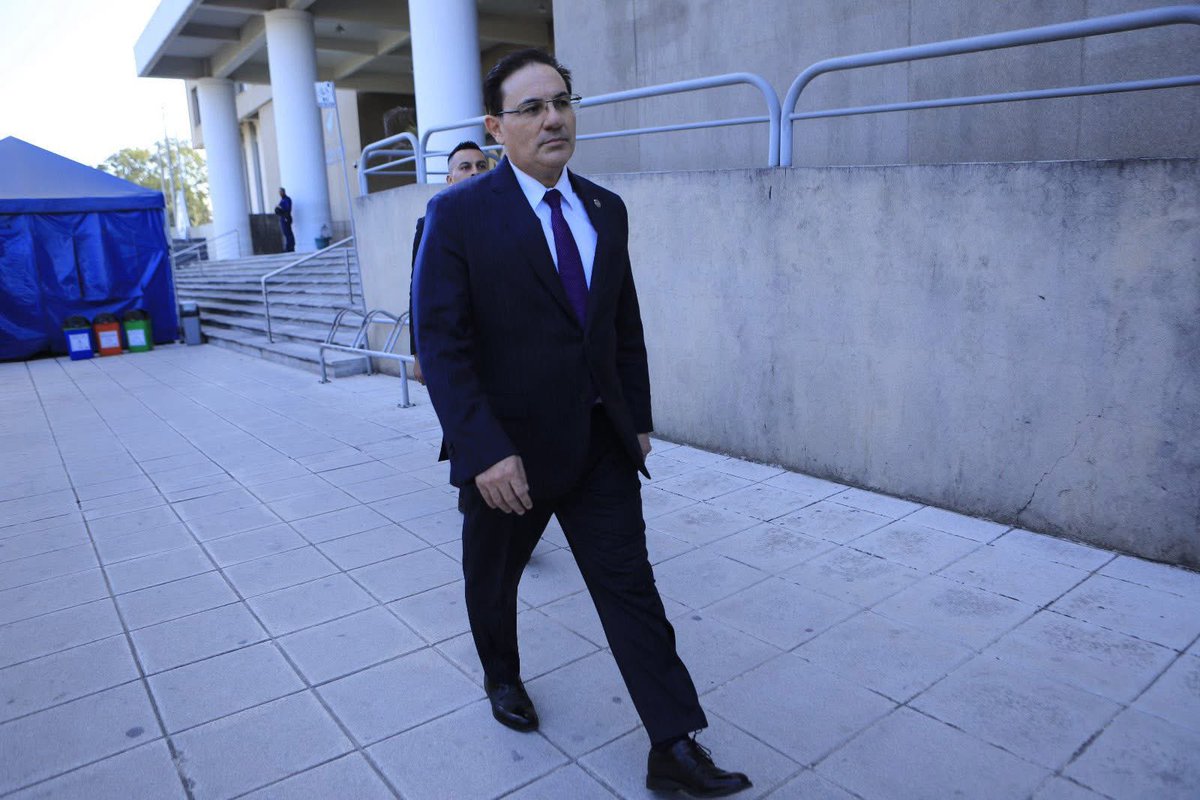 #PostuladoraMP |
El ministro de Gobernación, Marco Antonio Villeda, indicó que aún evalúa si presentará papelería para optar a Fiscal General. Señaló que debe consultar con el presidente y analizar los “pros y contras”, debido a su responsabilidad al frente del Ministerio.