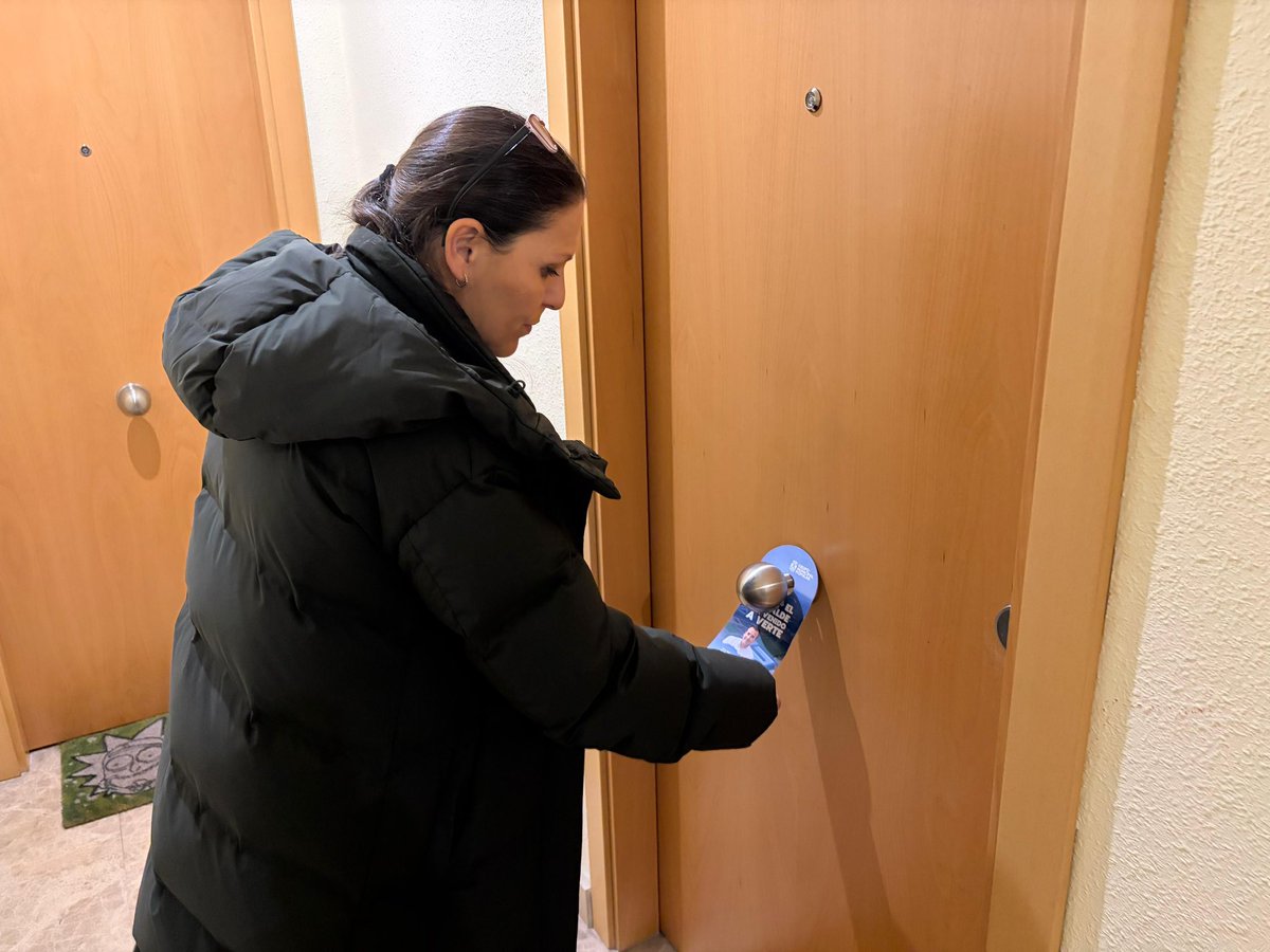🚪#PPuertaAPPuertaLega en Arroyo Culebro con nuestra concejala <a href="/Almugonzalezv/">Almudena González</a> 

🚶🏻🚶🏻‍♀️Acompañada de nuestros afiliados <a href="/luciia_fndez/">Lu</a> y <a href="/EduFernndez/">Edu Fernández</a>, hemos charlado cara a cara con los vecinos del barrio

🙏 Gracias por abrirnos las puertas de vuestras casas