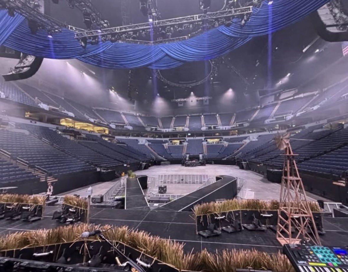 conansuee's tweet photo. OMG THE STAGE LOOKS INSANE. https://t.co/6cPrSyUJLP