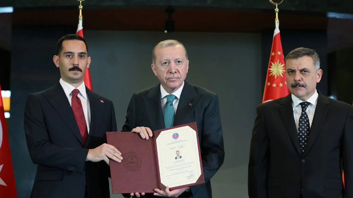 harunesen27's tweet photo. Cumhurbaşkanlığı Külliyesi’nde düzenlenen Valiler Buluşması kapsamında, Gaziantep İslahiye Kaymakamımız Sayın Mehmet Soylu’ya Mülki İdare Amirliği Üstün Hizmet Ödülü tevdi edilmiştir.

Bu büyük ve kıymetli ödülün, çok değerli Cumhurbaşkanımız Sayın Recep Tayyip Erdoğan tarafından bizzat takdim edilmesi, verilen emeğin ve ortaya konan fedakâr hizmetlerin en anlamlı göstergesidir.

Bizler de; çalışmalarına yakından ve birebir şahit olmuş biri olarak, bu ödülün fazlasıyla hak edilmiş olduğunu gururla ifade ediyor, Sayın Kaymakamımızı yürekten tebrik ediyoruz.
İyi ki varsınız, değerli Kaymakamım… 🙏
@mehmetsoylu2023