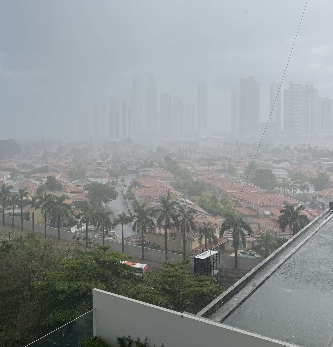 Y este aguacero ahora???

De verdad que este ha sido el “verano” más raro de los últimos años…