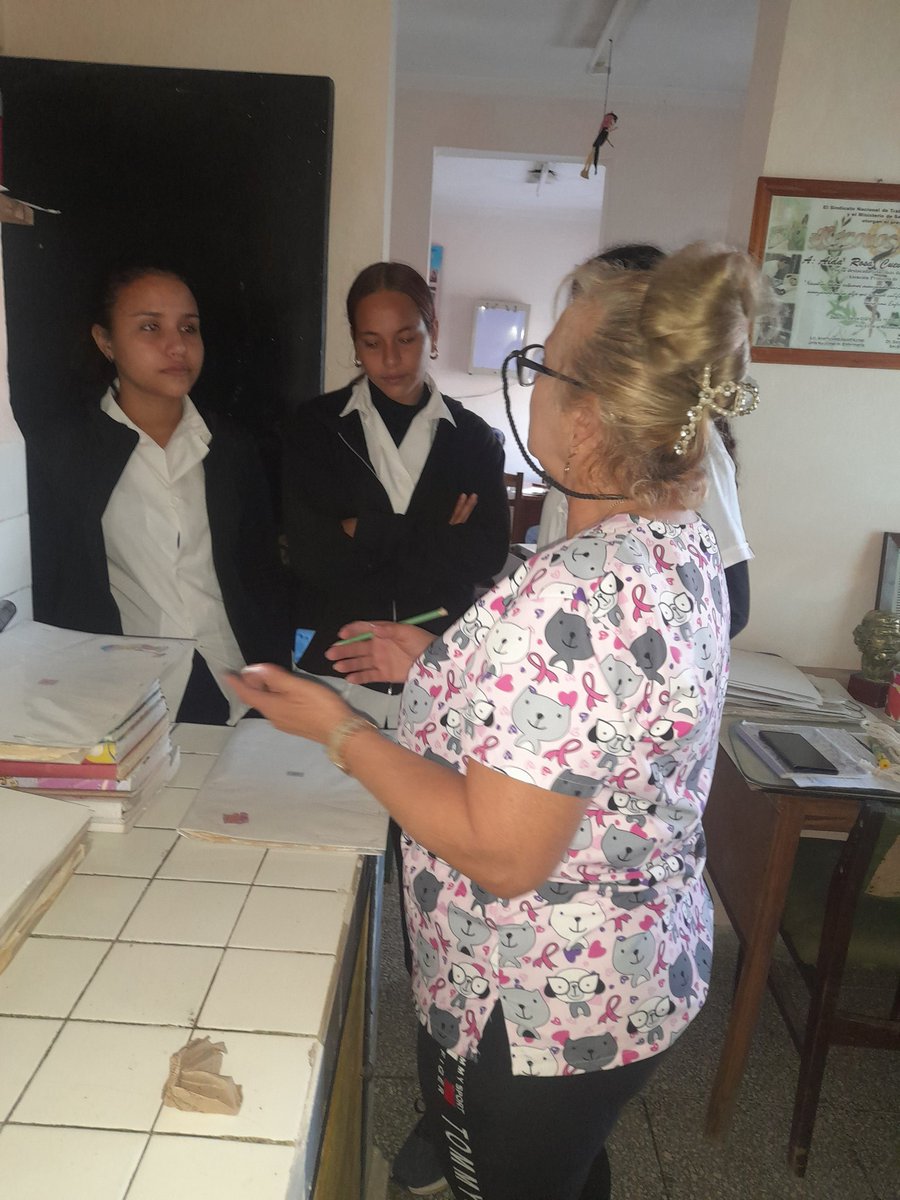 Educación en el trabajo en las áreas de #Salud.
La <a href="/ucmvccu/">Universidad de Ciencias Médicas de Villa Clara</a> continúa la formación desde otras variantes, donde estudiantes de Medicina y Enfermería se vinculan a actividades en CMF.
#CubaEstáFirme 
#60deExcelencia