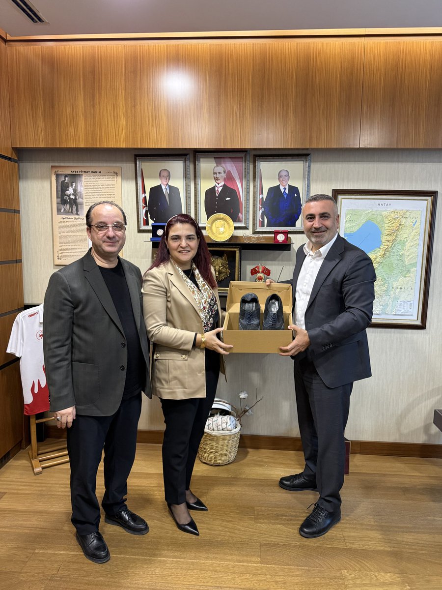 ZehraBekarEren's tweet photo. 📍TBMM 

6 Şubat depreminden bir kaç saat sonra, gün henüz ağarırken ve henüz acının ne olduğunu idrak edememişken AFAD’da MHP Hatay Milletvekilimiz Lütfi Kaşıkçı ile karşılaşmıştık.

O gün ne unvan vardı ne makam… Hepimiz sadece bu şehrin evladıydık.

AFAD’dan bulduğumuz botlarla değiştirdiğimiz ıslak ayakkabılar, İl Jandarma komutanlığına giderken bagaja bırakılmıştı. 

3 yıl sonra…
Bizde emanet kalan o ayakkabıları milletvekilimize götürdük.

Sadece bir çift ayakkabı değildi o.
6 Şubat’ın soğuğunu, çaresizliğini ve aynı zamanda milletimizin dayanışmasını taşıyordu.

Bazı hatıralar unutulmaz.
Bazı acılar dinmez.
Ama o gün gösterilen birlik, bu şehrin yeniden ayağa kalkacağının en büyük deliliydi.

@RTErdogan 
@dbdevletbahceli 
@lutfikasikci 
@Akparti 
@MHP_Bilgi