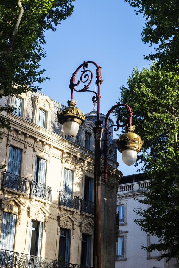 UnamunoAgain's tweet photo. En Madrid cada 10-15 años cambian todo el mobiliario urbano 

Luego vas a cualquier ciudad de Europa y siguen teniendo la decoración antigua de hace 150 años https://t.co/Tpsfpk853D