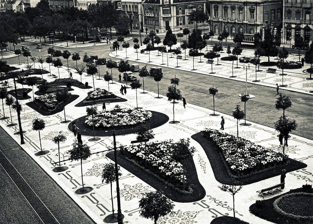 UnamunoAgain's tweet photo. En Madrid cada 10-15 años cambian todo el mobiliario urbano 

Luego vas a cualquier ciudad de Europa y siguen teniendo la decoración antigua de hace 150 años https://t.co/Tpsfpk853D