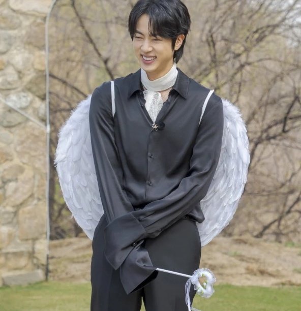 like?!?!?!? he has the most feminine hips😭😭😭