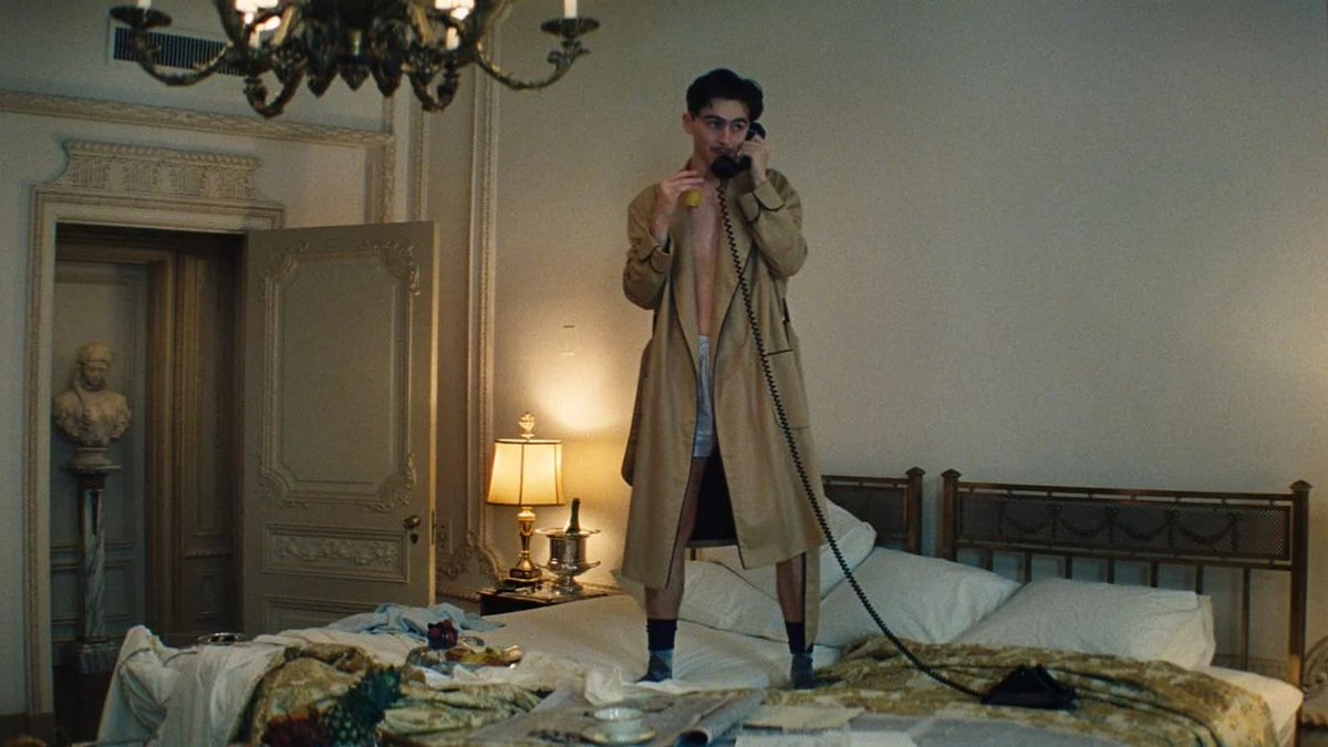 mehdi_ztn1's tweet photo. Mon avis sur « MARTY SUPRÊME » !

Un film que j’attendais énormément en ce début d’année et ça a été une sacrée expérience ! 😍

Visuellement, la reconstitution historique des années 50 est parfaitement bien représentée, que ce soit à travers les décors variés, les costumes et véhicules d’époque, le tout accompagné de nombreux figurants qui rendent cette époque bien vivante. C’est bien filmé, avec mine de rien énormément de gros plans. Le montage et les transitions rendent le film hyper dynamique.

La musique est quasi omniprésente et ça commence fort avec « Forever Young »

Côté casting, Timothée Chalamet a certainement proposé la meilleure performance de sa carrière (Oscar inévitable) en incarnant ce pongiste détestable, mauvais perdant, menteur, baratineur, avec un ego surdimensionné prêt à tout pour parvenir à ses fins mais malgré tout on a quand même envie qu’il réussisse 😭 Le reste du casting est également très bon que ce soit Gwyneth Paltrow, Odessa A'zion (que j’ai découverte dans « I Love La » et qui se révèle) et même Tyler, The Creator

Le rythme est dynamique et il est vraiment difficile de décrocher. Les scènes de tennis de table ( j’aime bien ce sport) sont intenses et j’étais à fond durant ces quelques scènes. Il y a énormément de scènes complètement déjantées mais cohérentes.

Le film aborde des thèmes comme la célébrité, les médias, la détermination,le soft-power,la recherche de la richesse, le racisme, les relations toxiques etc 

Ce que je peux reprocher, c’est les légers effets spéciaux durant les matchs ( les balles 😭) et l’impact émotionnel qui aurait pu être plus important.

Bref, j’ai pas passé un excellent moment et quand le film s’est achevé j’étais même étonné que ce soit terminé