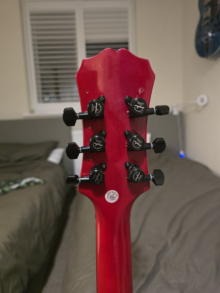 NutKraker's tweet photo. Upgraded the Epiphone SG special, @SeymourDuncan Distortion and Pearly Gates pick ups, @GraphTechGuitar Nut, and @guykeroffi5384 locking Tuners
#guitar #punkband #hardrock https://t.co/etfmPp3OXn