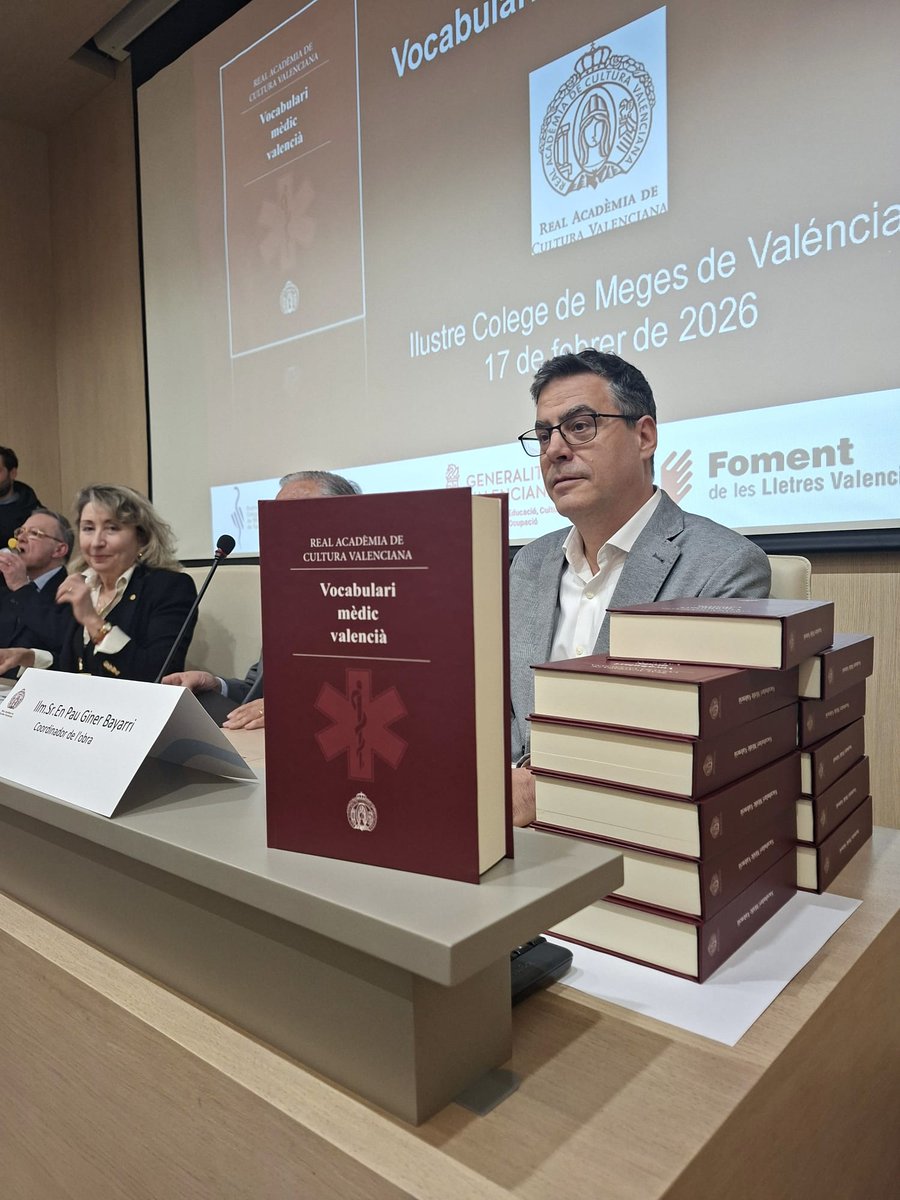 LoRatPenat_'s tweet photo. 📕🩺ÈXIT ROTUNT EN LA PRESENTACIÓ DEL “VOCABULARI MÈDIC VALENCIÀ”

📚Ahir tingué lloc la presentació del "Vocabulari mèdic valencià" , editat per la Real Acadèmia de Cultura Valenciana (RACV), en un acte que fon tot un èxit de participació, en més de 150 assistents que ompliren la sala de l'Ilustre Colege Oficials de Meges de Valéncia i demostraren l’interés i el compromís en la llengua valenciana.

🥼🩻Esta obra magnànima supon un pas ferm en la normalisació del valencià en l’àmbit sanitari, dotant als professionals d’una ferramenta rigorosa, científica i adaptada a la realitat llingüística del nostre poble.

👤🦇Des de Lo Rat Penat volem destacar especialment la llabor del Dr. Pau Giner Bayarri, coordinador de l’obra, membre de la Junta de Govern de Lo Rat Penat i Director de Publicacions de la nostra entitat, que ha segut peça clau en este important proyecte. El seu compromís en la llengua i la cultura valencianes és un eixemple per a tots els ratpenatistes.

👥L’acte contà en la presència de numeroses personalitats del món cultural i acadèmic, aixina com de molts ratpenatistes, entre els que destacà Òscar Rueda Pitarque, vicepresident de Lo Rat Penat, junt en atres membres i amics de la nostra institució que no volgueren perdre’s esta fita històrica per a la llengua valenciana.

👏Des de Lo Rat Penat, continuarem recolzant totes aquelles iniciatives que contribuïxquen a la dignificació, defensa i difusió del valencià en tots els àmbits de la societat.

✨Enhorabona a la RACV i a tot l’equip redactor per este gran treball.