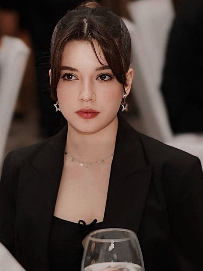 1DemGin's tweet image. Bazen hiç görmediğim bir insanı neden bu kadar sevdiğimi sorgulasam da duruşuyla, enerjisiyle, başarılarıyla, daha yolun başında olmasına rağmen ortaya koyduğu tavrıyla iyi ki onu tanımışız diyorum. Yeni yaşında güzel olan her ne varsa onunla olsun. İyi ki.. 🤍

#MinaDemirtaş