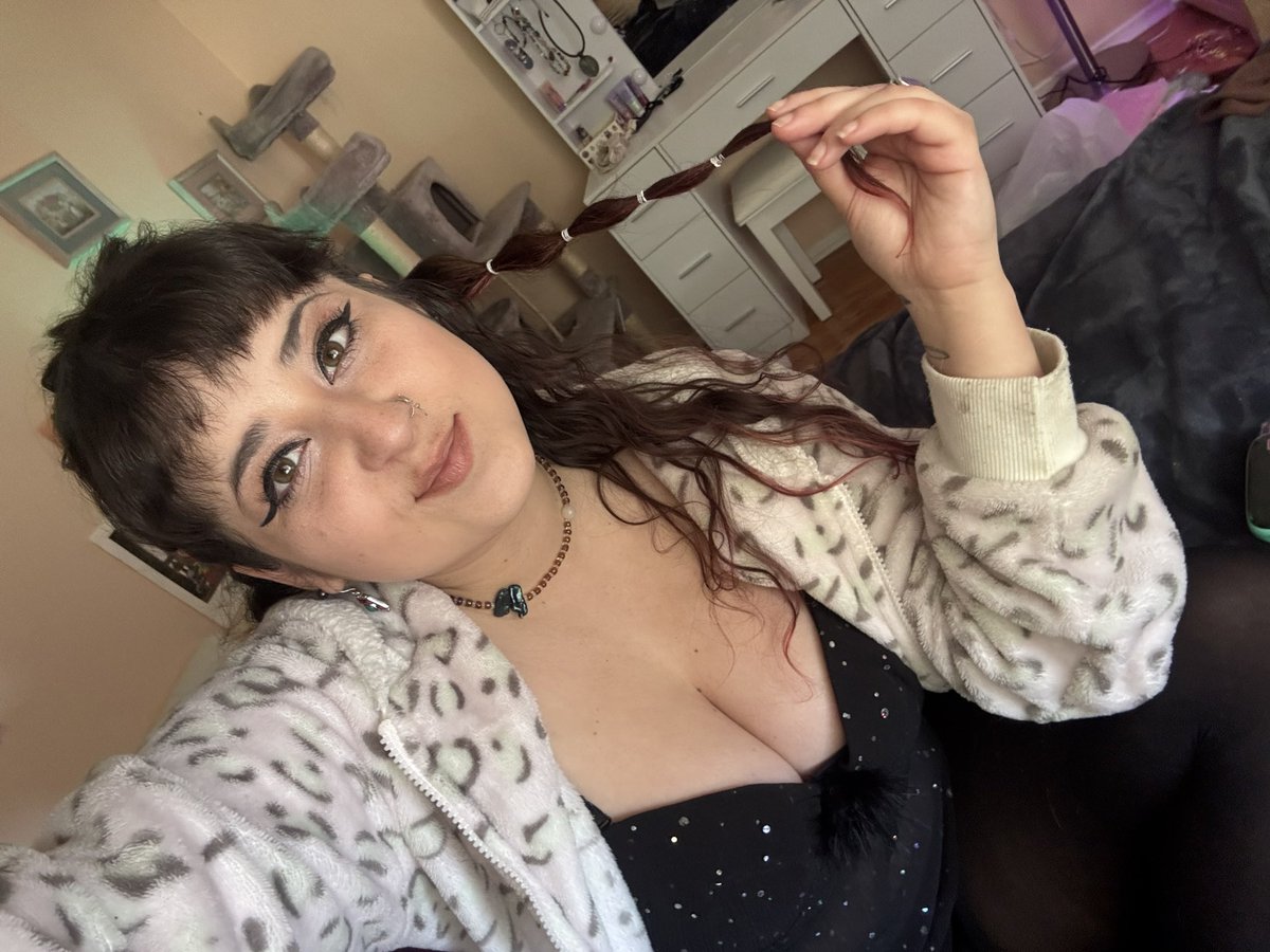 April Joy 🍃 tweet media