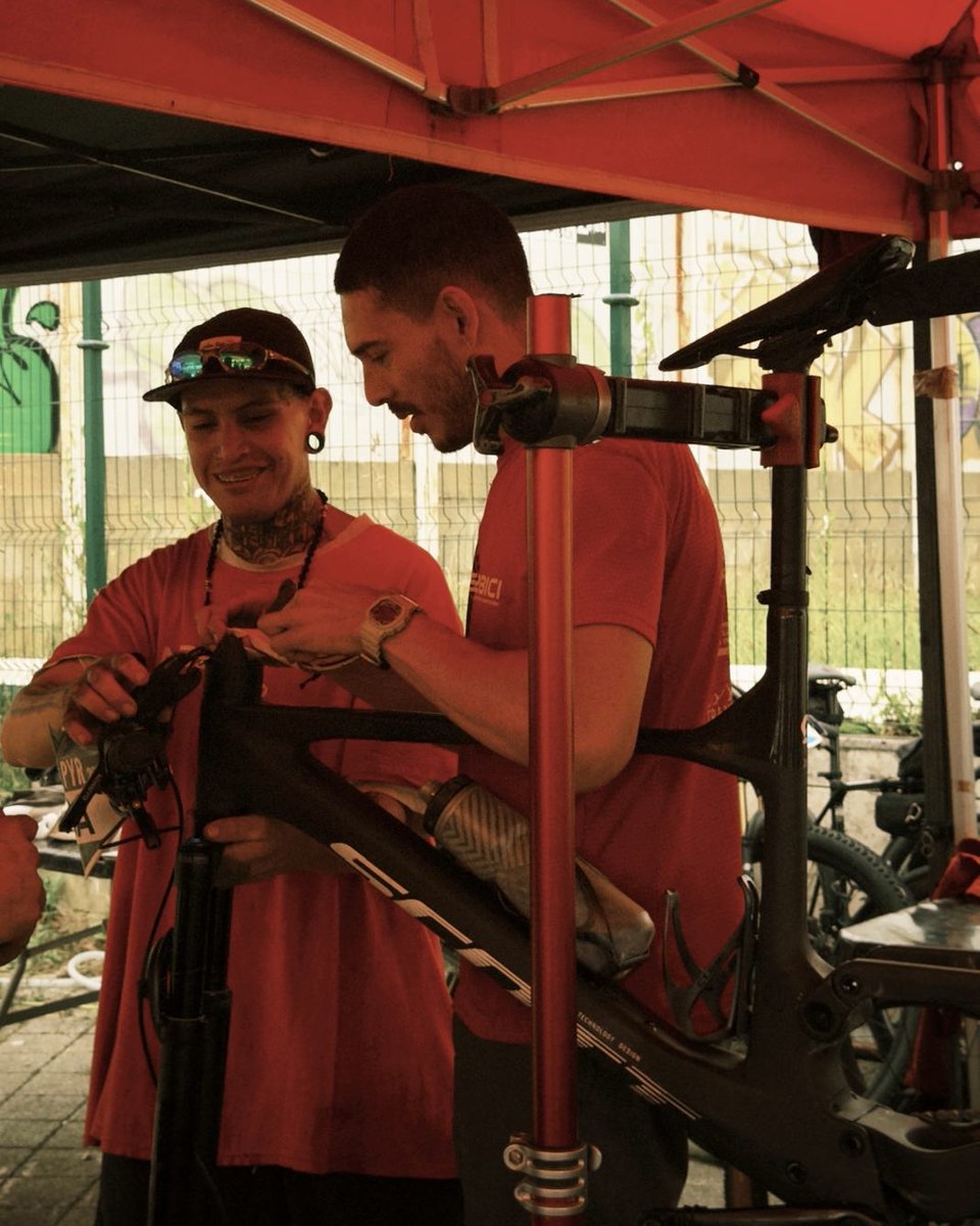 Durante la Transpyr, los pequeños problemas se acumulan día tras día. Elegir bien el soporte cambia la experiencia. 
👉 zurl.co/nccgc

During Transpyr, small issues add up day after day. Choosing the right support changes the experience. 
👉  zurl.co/0rNHz