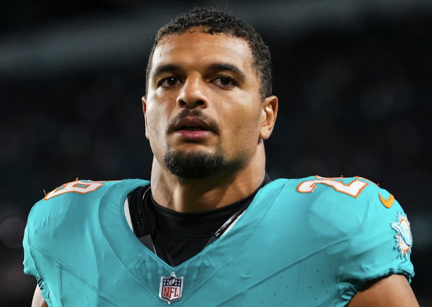 NFL_DovKleiman's tweet photo. 𝗕𝗥𝗘𝗔𝗞𝗜𝗡𝗚: The Dolphins have had trade talks with teams regarding star safety Minkah Fitzpatrick, per @Schultz_Report 

The Dolphins are making major moves 👀 https://t.co/nyqQJ9ALvV