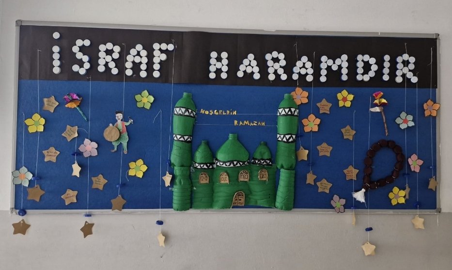 EyupSehit's tweet photo. Atık malzemelerle hazırladığımız panomuzda sürdürülebilirliğe dikkat çekiyor, Ramazan’ın paylaşma ve bereket ruhunu yaşatıyoruz. Geri dönüşümle geleceği koruyor, değerlerimizle yarınlara umut oluyoruz. 🌿🌙
#sürdürülebilirlik
#ramazan 
#benimokulumgeleceğeçare
#yeşilvatanım https://t.co/9uEEgMm2EO