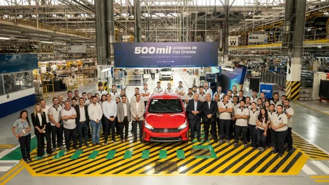 AbbadieOsc34441's tweet photo. ¡500.000 VECES CRONOS!
 Stellantis alcanzó medio millón de unidades producidas en Córdoba. El auto más vendido de Argentina volvió a liderar en 2025. 

270.000 unidades exportadas a la región. 

Leer más en:
https://t.co/EwCmN57flS

#FiatCronos #Stellantis #IndustriaNacional https://t.co/voSheXTpXd