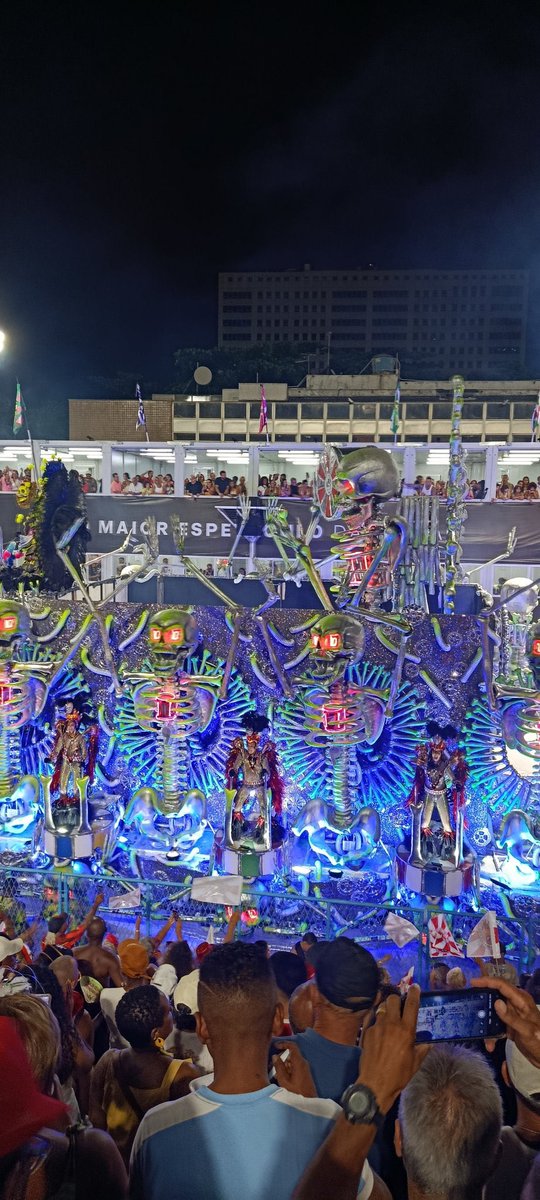 o carro passando quebrado e com ferro aparecendo mas ganhando 10 #Globeleza