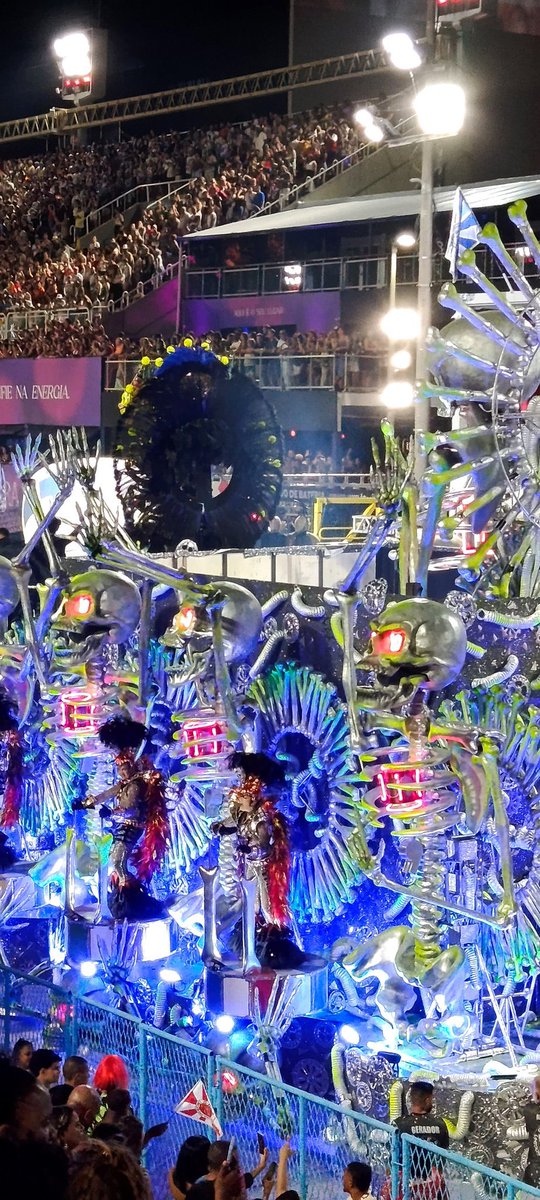 fweakytalk's tweet photo. o carro passando quebrado e com ferro aparecendo mas ganhando 10 #Globeleza https://t.co/TYD55DL1BW
