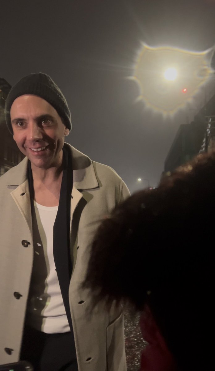hyperlovemika's tweet photo. the way he looks at u while talking is so so special ugh https://t.co/ExNHilH6Br