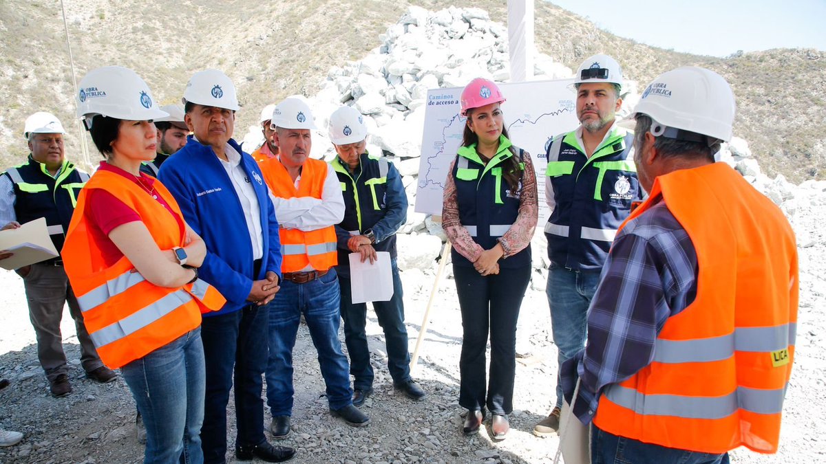 La Gobernadora de la Gente <a href="/LibiaDennise/">Libia Dennise</a> supervisó  los trabajos de construcción de la 7ª etapa del Camino La Lagunita–San Juan de Dios–Los Álamos, en Atarjea.

Obra que mejorará la vida de 5 mil 296 habitantes y fortalece la conectividad entre las comunidades. 🛣️🏗️🚧
