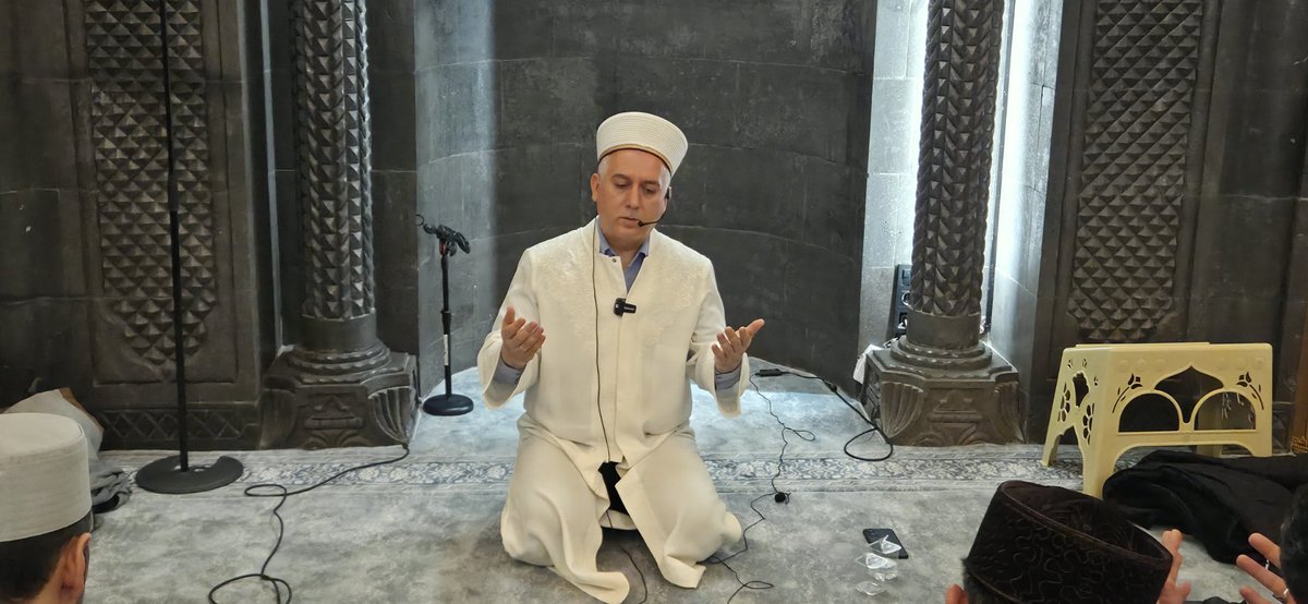 CamiiEruslu's tweet photo. Gaziantep İl Müftü Yardımcımız Hafız Şakir Aktaş hocamızın imameti il Müftülüğü şube müdürü Fehmi özcan hocamız ve Şahinbey İlçe Müftümüz Mehmet Arslaner hocamızın katılımıyla hatimli teravih namazını eda ettik, Elhamdülillah. https://t.co/XcFT4iQv4q