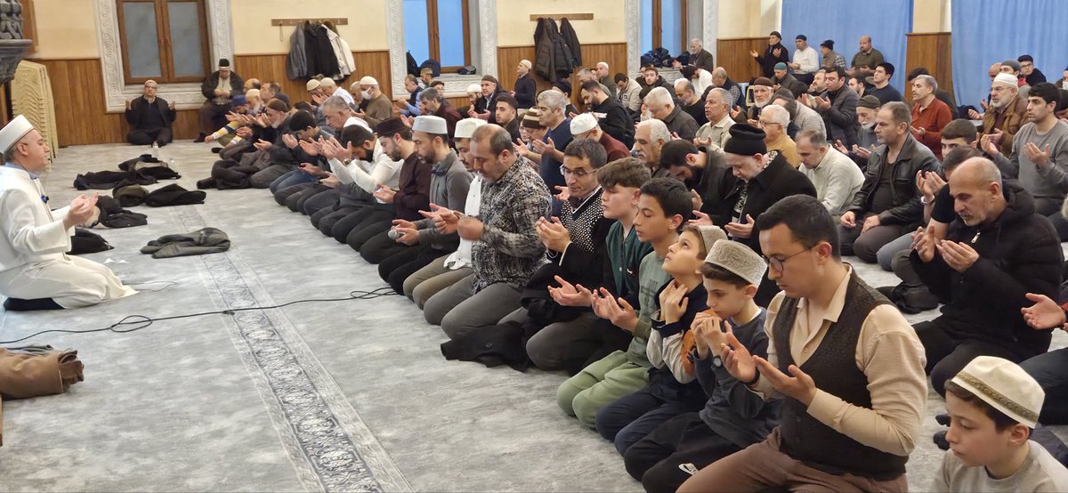 CamiiEruslu's tweet photo. Gaziantep İl Müftü Yardımcımız Hafız Şakir Aktaş hocamızın imameti il Müftülüğü şube müdürü Fehmi özcan hocamız ve Şahinbey İlçe Müftümüz Mehmet Arslaner hocamızın katılımıyla hatimli teravih namazını eda ettik, Elhamdülillah. https://t.co/XcFT4iQv4q