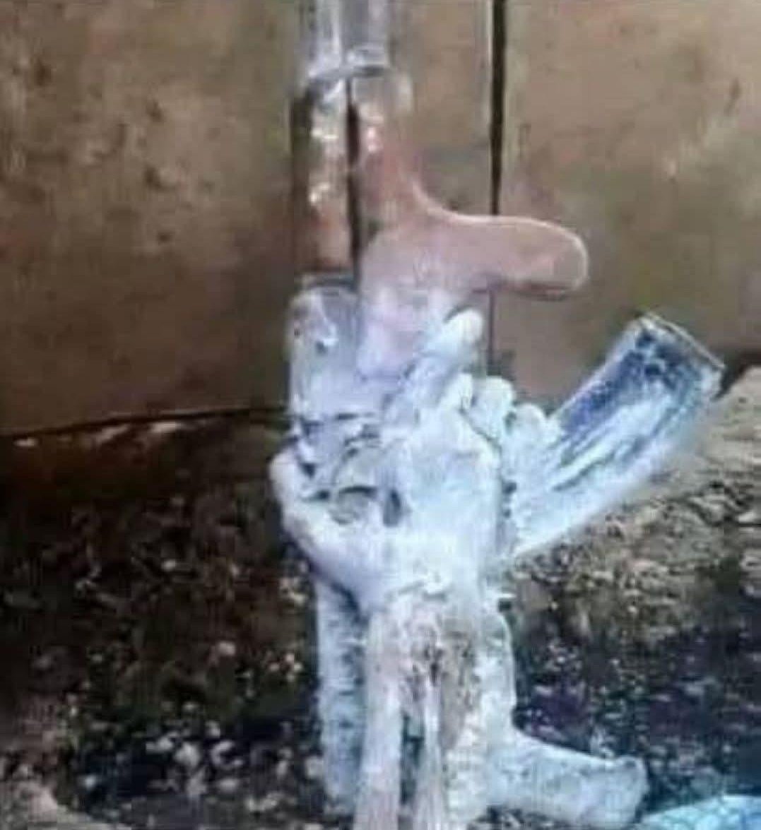 Biz Ümmet diyoruz ,
Müslümanlar kardeştir diyoruz ,
Küfür tek milletir diyoruz,
Düşmanımız bizi ayırmıyor diyoruz,
Hala kalmış o Şii bu Sünni 
O tasavufçu şu vahabi , o hain bu milli diyorlar ..
Ulan oğlum siz ne tür bir geri zekalısınız .???