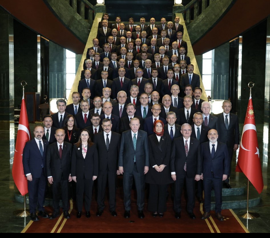 Cumhurbaşkanımız Sn.<a href="/RTErdogan/">Recep Tayyip Erdoğan</a>;

İllerimizde şahsımı ve devletimizi temsilen görev yapan valilerimiz, hayati bir yetki ve sorumluluğu deruhte etmektedir.

Vali, kâmil ve müşfik devletin sahadaki yansımasıdır; adalet, hikmet ve hükûmetin eritme potasıdır, vatandaş ile devletin