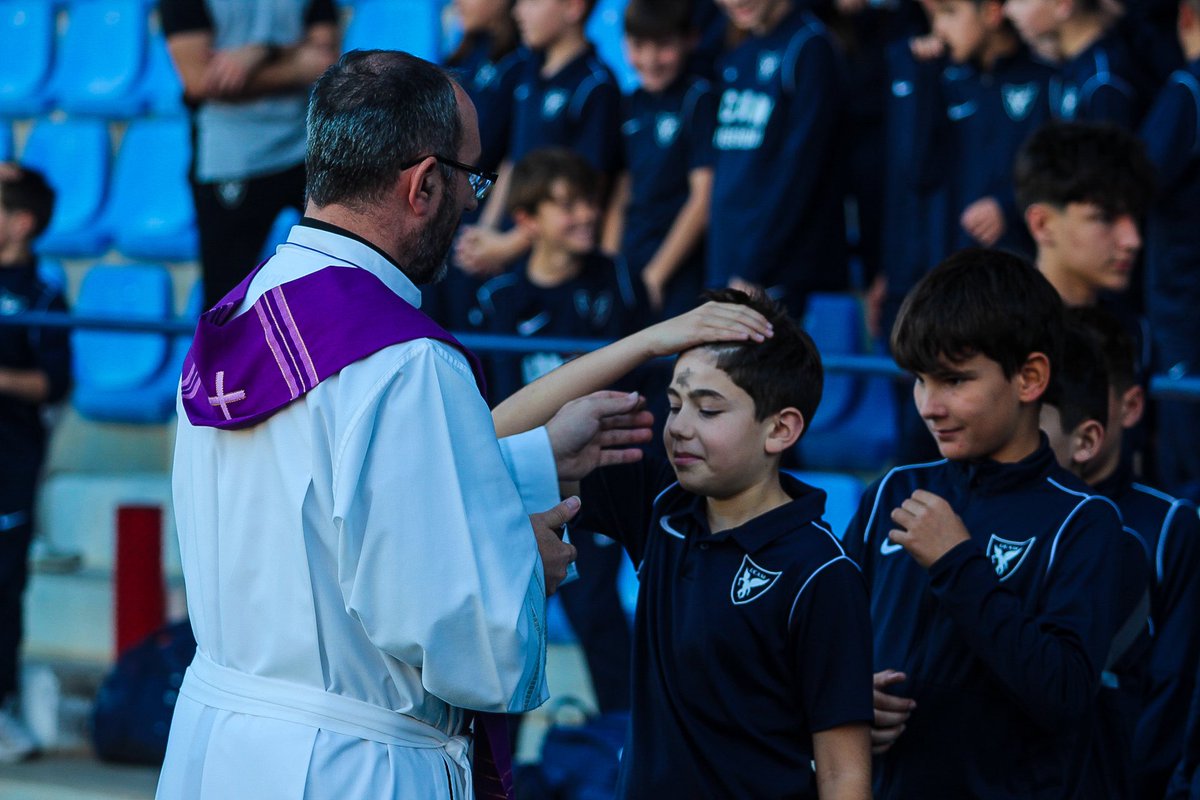 ucamcf_academy's tweet photo. ✝️ 𝑀𝑖𝑒́𝑟𝑐𝑜𝑙𝑒𝑠 𝑑𝑒 𝑐𝑒𝑛𝑖𝑧𝑎

⛪️ El resto de jugadores y jugadoras pertenecientes a la @ucamcf_academy, también han celebrado el inicio de la Cuaresma recibiendo la imposición de la ceniza de manos de @ftv1981, capellán del Club.

🏟️ Estadio Heredia 21 La Condomina https://t.co/IOlgyfyozZ