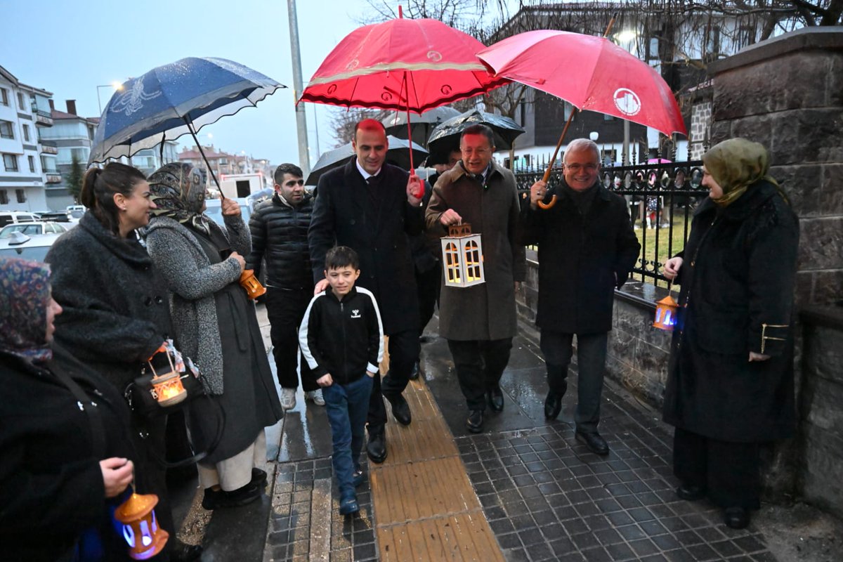 DrVeyselTiryaki's tweet photo. Altındağlı kıymetli hemşehrilerimle birlikte, İlçe Başkanımız Sn. @Fatih__Bildik ve Kadın Kolları Başkanımız Sn. @Gulizzarkaya'nın da  katılımıyla Ramazan-ı Şerif’i, gönüllerimizi aydınlatan fener alayı yürüyüşümüzle büyük bir heyecanla karşıladık.

Çocuklarımızın neşesiyle daha da anlam kazanan bu güzel yürüyüş, nesilden nesile aktardığımız kıymetli bir geleneğin yaşatılmasıdır. Bu geleneği sürdürmek, birlik ve beraberliğimizi güçlendirmek bizim için çok kıymetli. 

Yağmura rağmen bizleri yalnız bırakmayan tüm hemşehrilerime gönülden teşekkür ediyorum.
Ramazan-ı Şerif’imiz mübarek olsun. 🌙✨