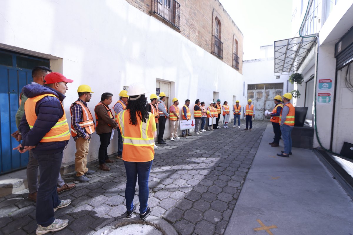 COBAEMex's tweet photo. En el #COBAEM fortalecemos la cultura de prevención. 🚨

Participamos en el Primer Simulacro por #Sismo 2026, reafirmando nuestro compromiso con la seguridad de estudiantes, docentes y personal administrativo. 🏫
Prepararnos es proteger lo más valioso: la vida.

#SomosCOBAEM https://t.co/mOQ14DlsWQ