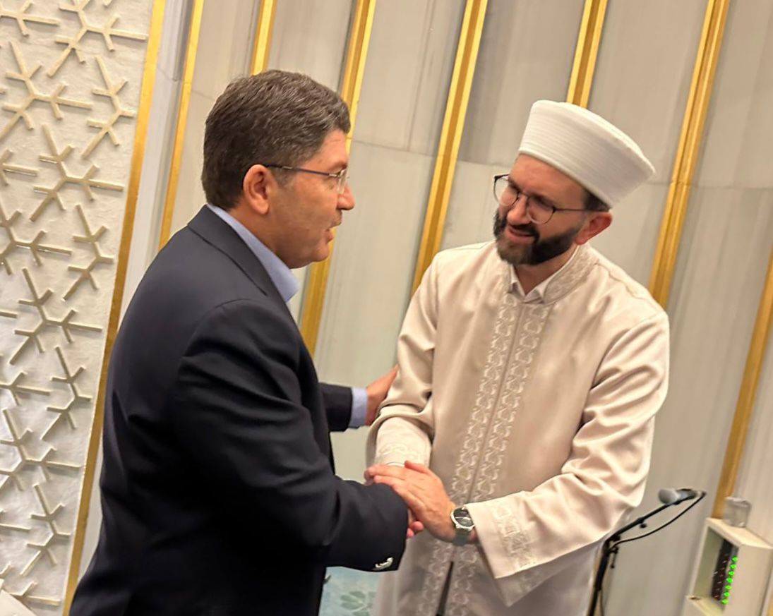 yilmaztunc's tweet photo. Ramazan birliktir, beraberliktir, kardeşliktir.

Rahmet ve bereket ayı Ramazan’ın ilk Teravih namazını Ahmet Hamdi Akseki Camii’nde kıldık.

Bu mübarek ayın manevi atmosferini vatandaşlarımızla birlikte paylaştık.

Birliğimizin ve dayanışmamızın daha da güçleneceği Ramazan ayının ülkemize ve milletimize hayırlar getirmesini diliyorum.