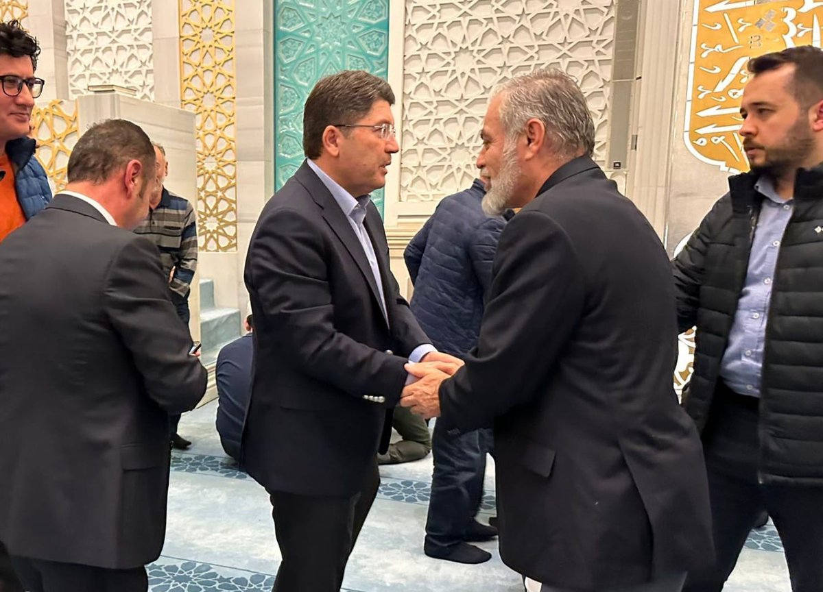 yilmaztunc's tweet photo. Ramazan birliktir, beraberliktir, kardeşliktir.

Rahmet ve bereket ayı Ramazan’ın ilk Teravih namazını Ahmet Hamdi Akseki Camii’nde kıldık.

Bu mübarek ayın manevi atmosferini vatandaşlarımızla birlikte paylaştık.

Birliğimizin ve dayanışmamızın daha da güçleneceği Ramazan ayının ülkemize ve milletimize hayırlar getirmesini diliyorum.